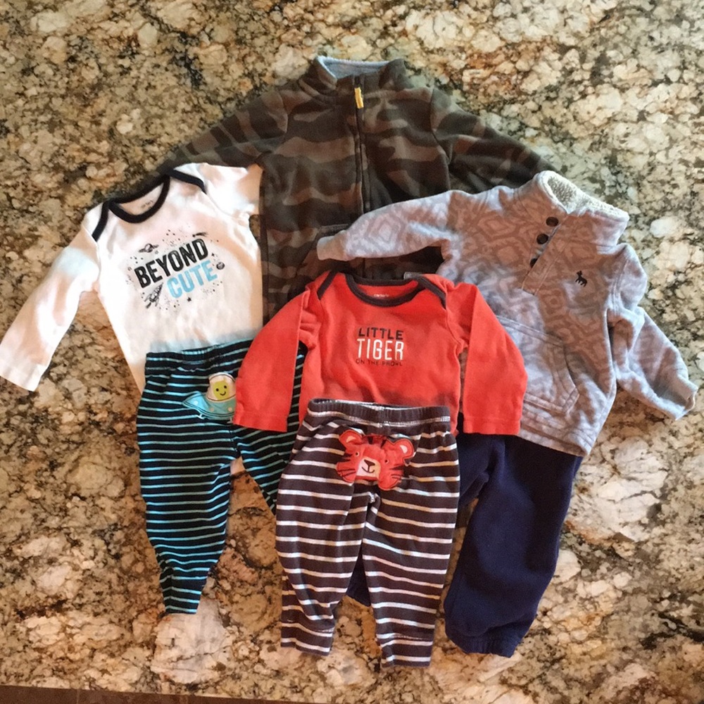 Carter’s- bundle of 4 outfits size 9 months